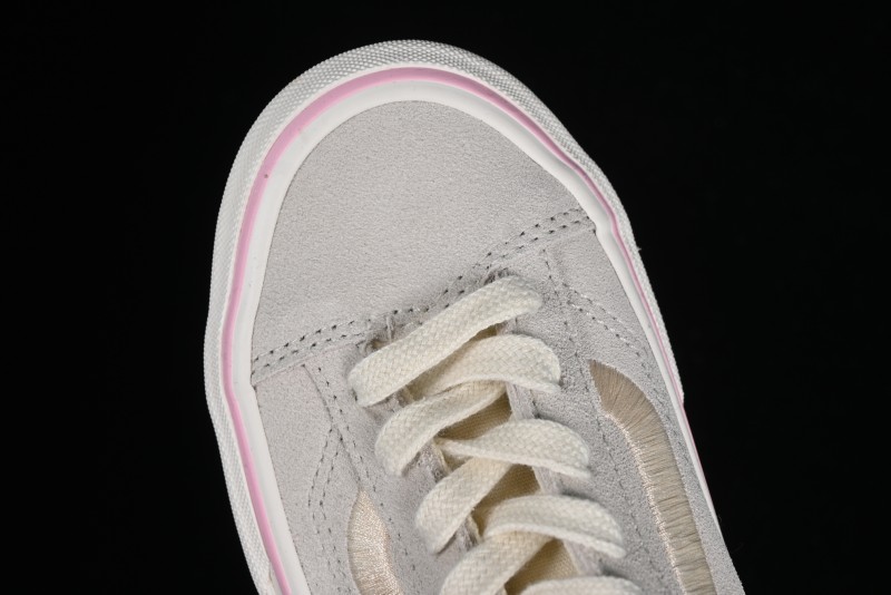 Vans Style 36 Low-Top Skate Shoes with Embroidered Details in Cream - VN000CRPGRN