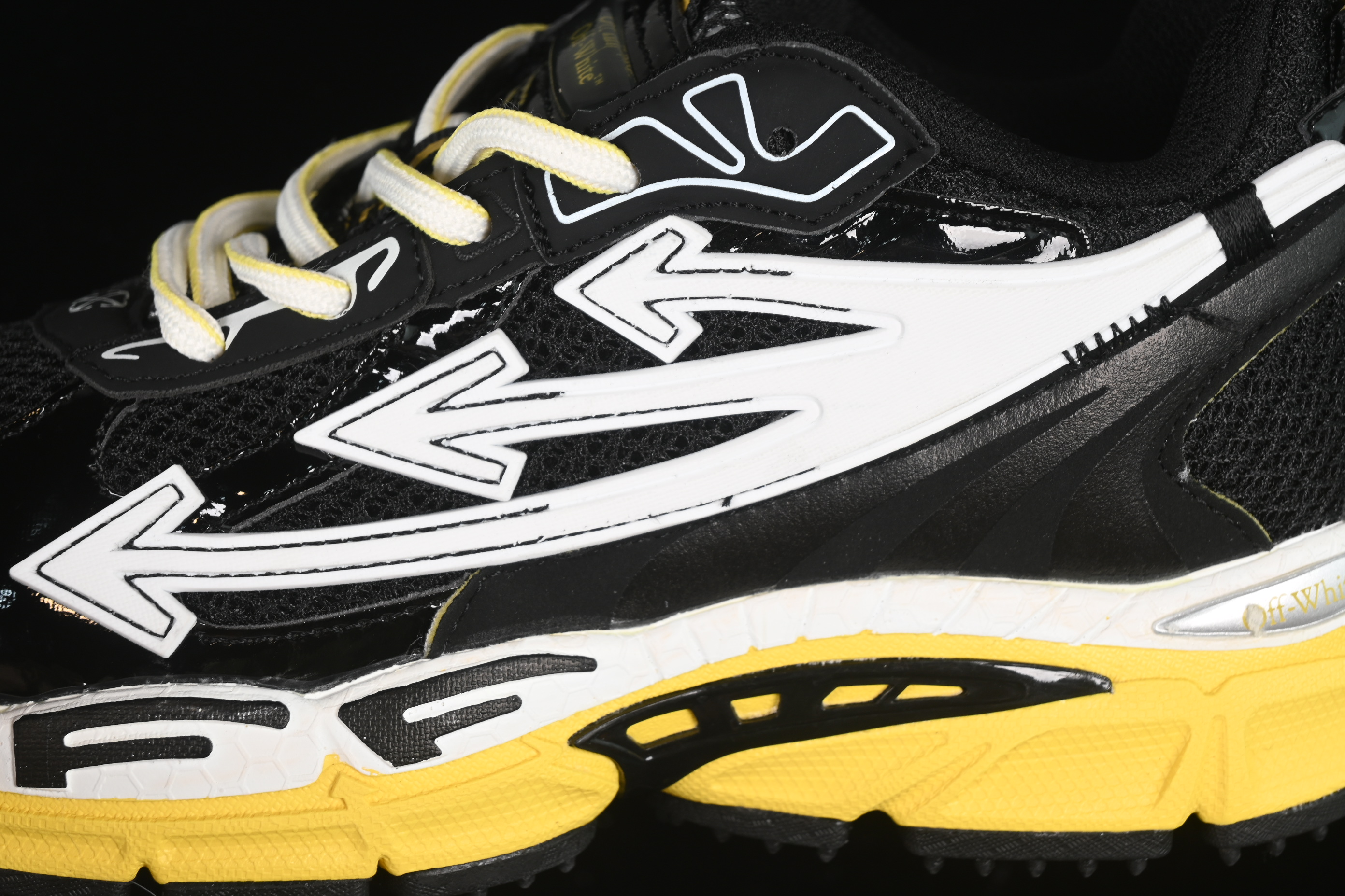 Off-White Be Right Low-Top Lifestyle Sneakers in Black & Yellow - C.D4