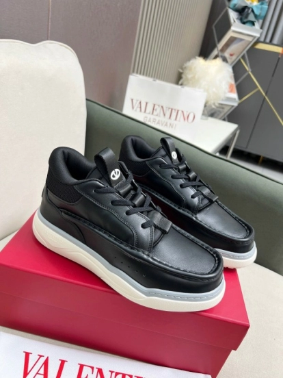 2025 Unisex Valentino Black Leather Sneakers LY00390
