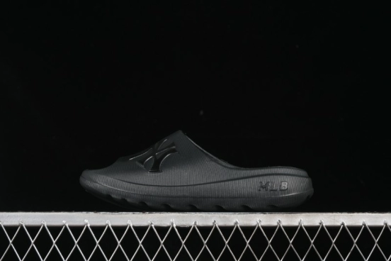 New York Yankees MLB Skipper Slide Summer Casual Sandals - 3ALPS015350BKS