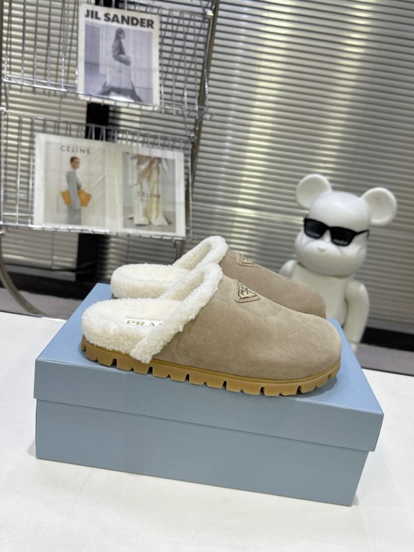 Prada 2025 Fall Winter New Fur Mule Triangle Buckle Bread Toe Half Slipper - KFY00270