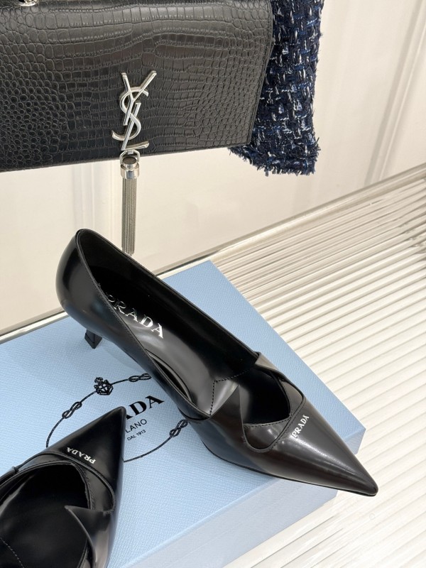 Prada 2025 SS Catwalk Pointed Toe Kitten Heel Single Shoes - KFY00310