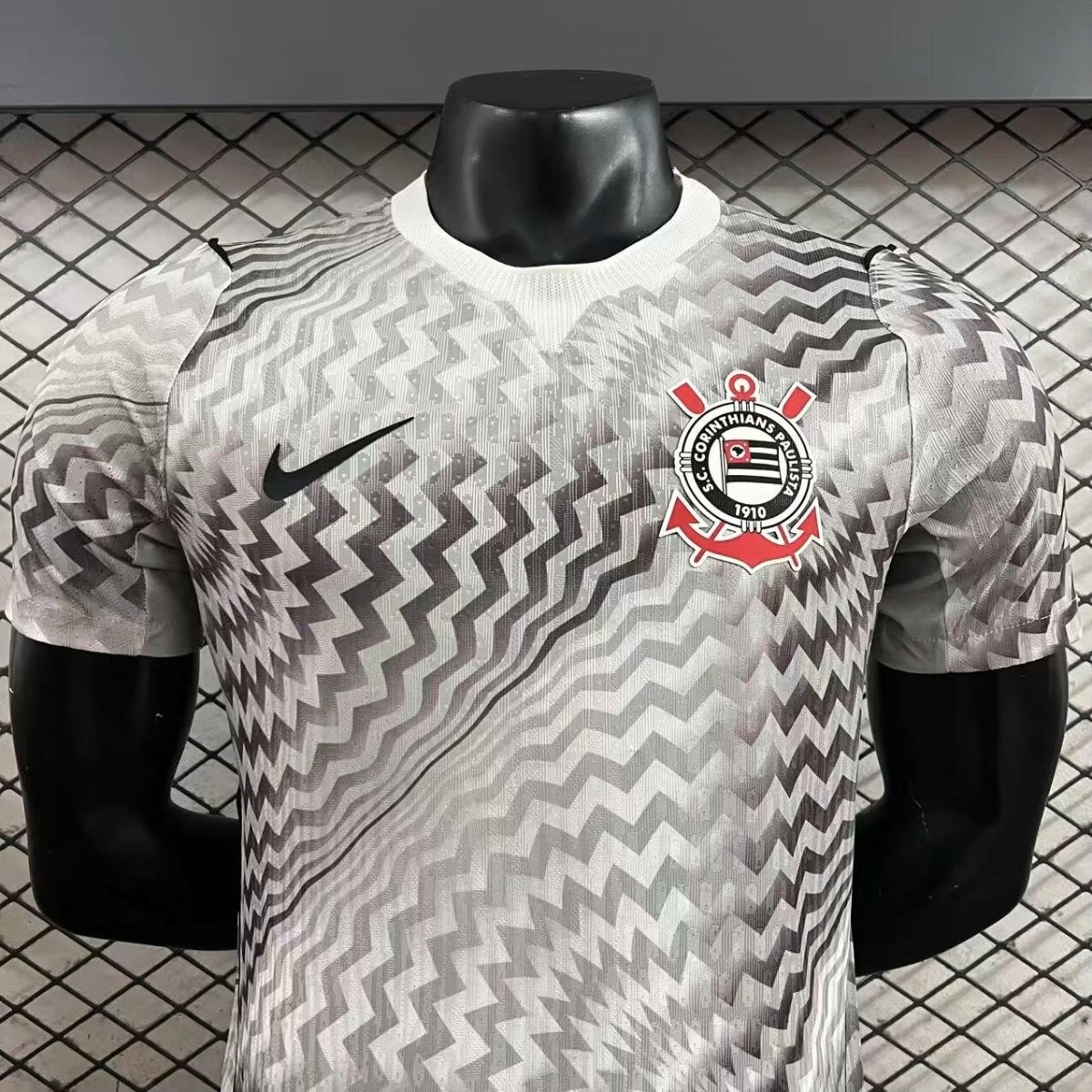 Player Version 26/27 Corinthians Goalkeeper Jersey With Distinctive Black/White Zigzag Pattern